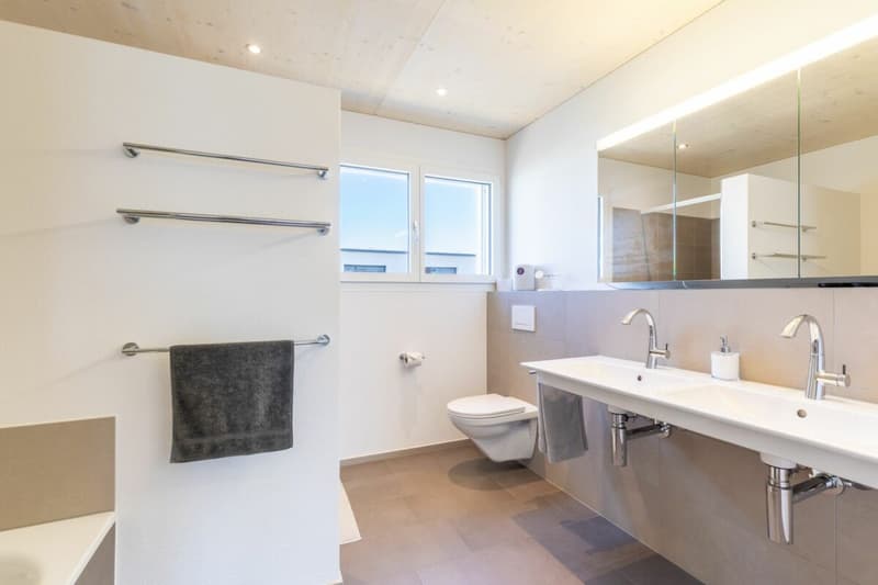 Geräumiges Badezimmer en suite mit Wanne und Dusche