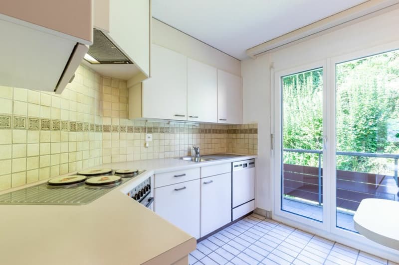 Funktionale Küche mit Zugang zum Balkon
