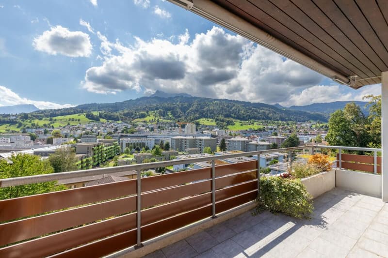 Balkon Süd mit Weitsicht über Kriens und auf den Pilatus