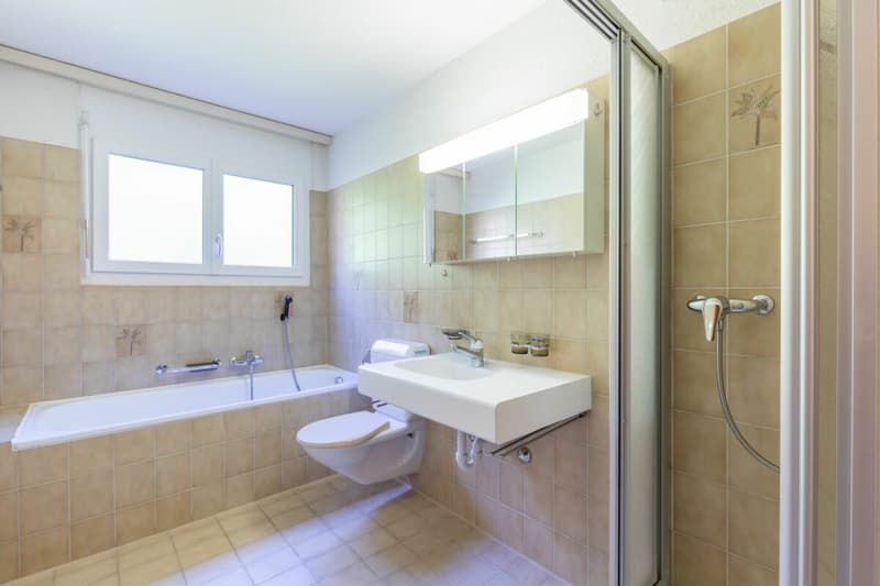 Badezimmer mit Badewanne, Dusche, Lavabo und WC