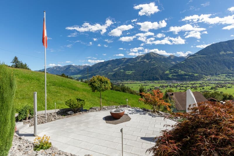 Stilvoller Outdoor-Bereich mit Feuerschale