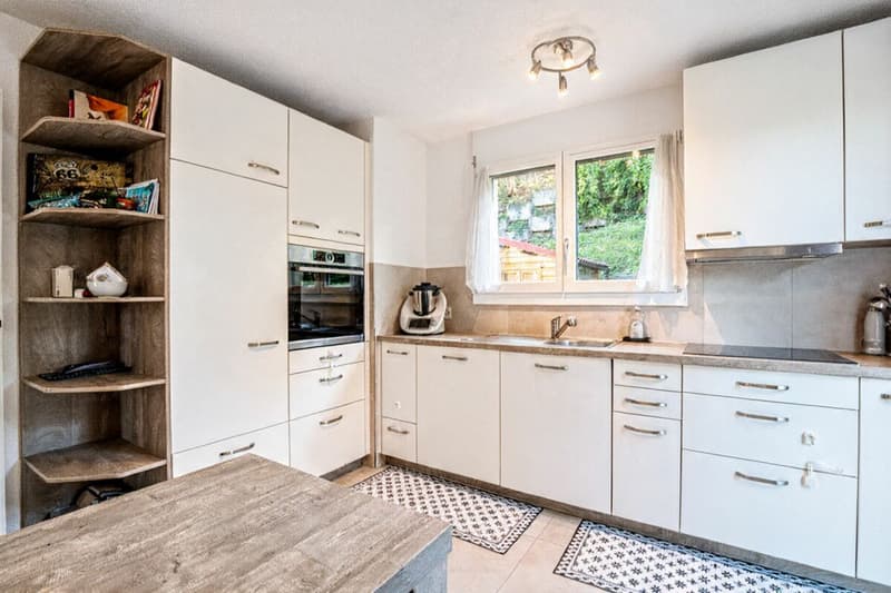 Modern ausgestattete Küche mit viel Platz