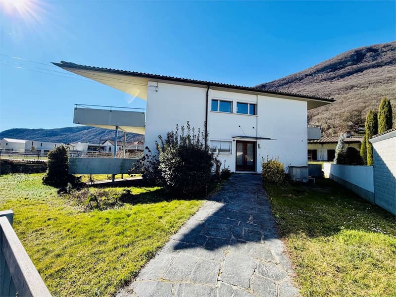 Detached house with pool, garden and panoramic view in Riva San Vitale (1)