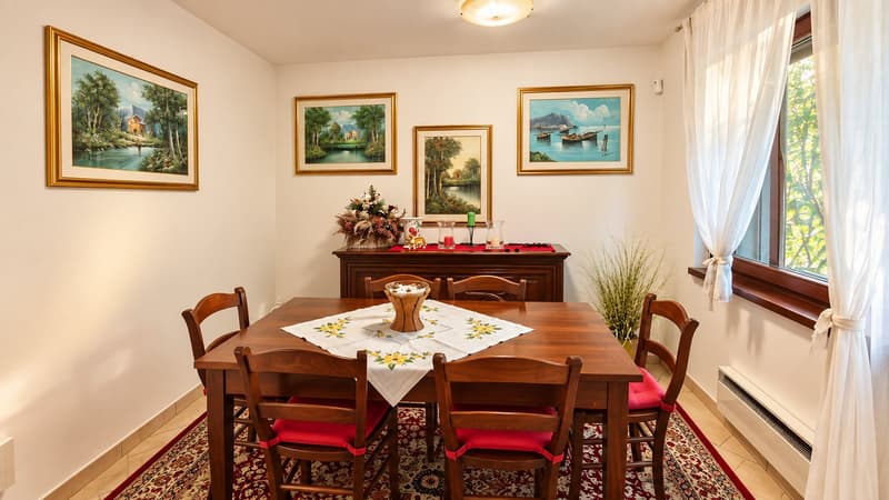 Villetta d’angolo con giardino, piscina condominiale (8)