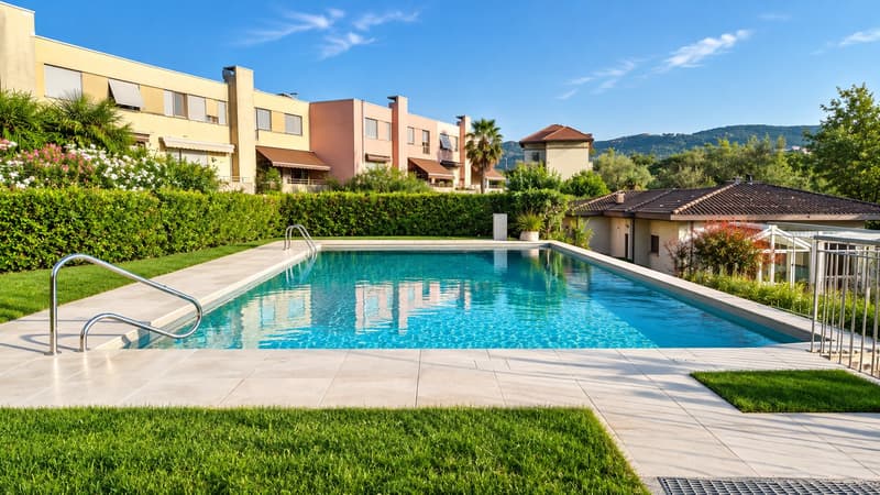 Villetta d’angolo con giardino, piscina condominiale (1)