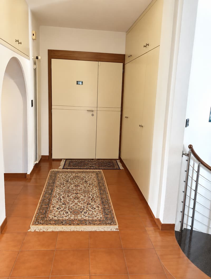 Casa unifamiliare con ampi spazi, giardino e vista aperta sulle montagne (25)
