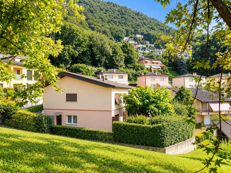 Casa unifamiliare con ampi spazi, giardino e vista aperta sulle montagne (1)