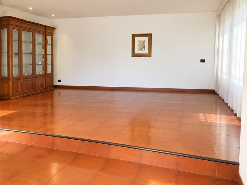 Casa unifamiliare con ampi spazi, giardino e vista aperta sulle montagne (39)