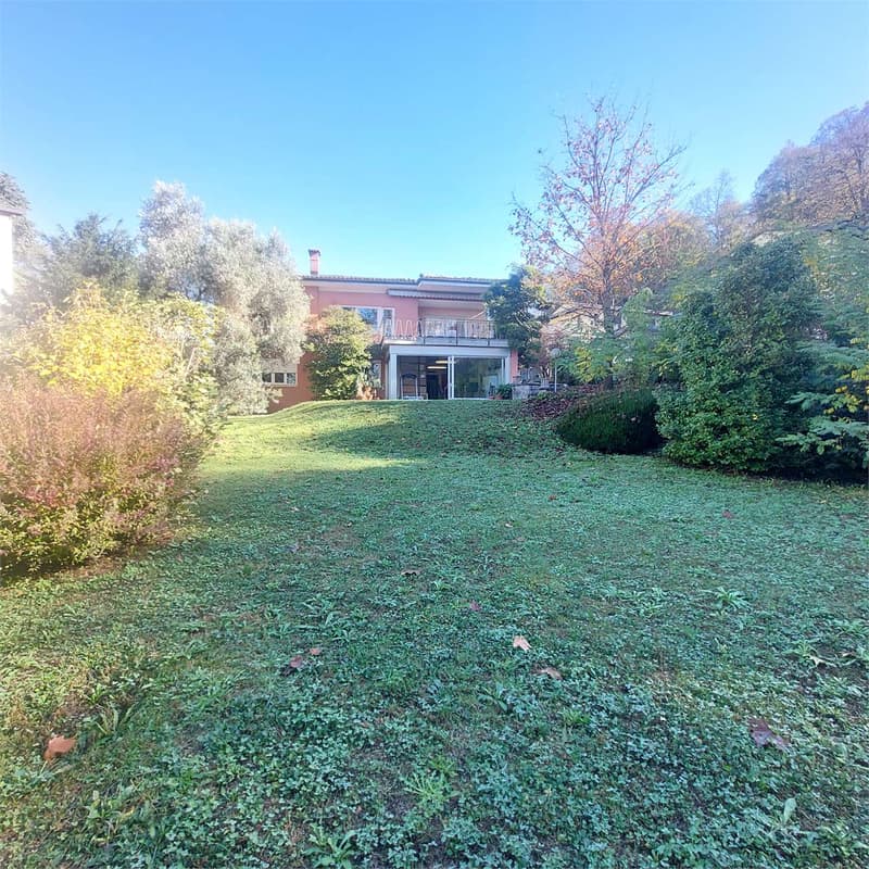 Montagnola, elegant villa with 7.5 rooms and building land (1)