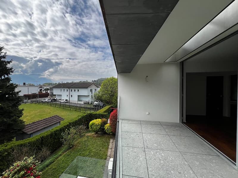 Comano, appartement en attique de 3,5 pièces rénové avec grande terrasse (3)