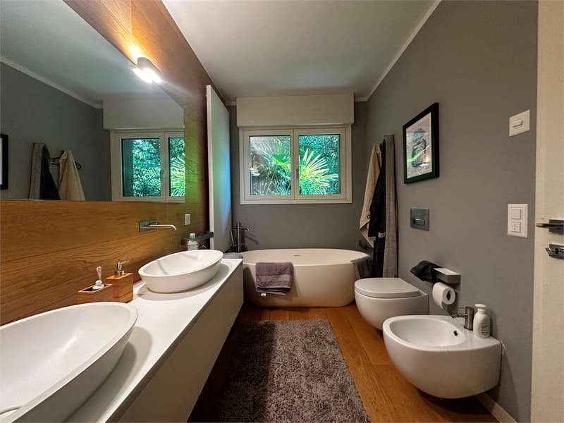 Panoramic villa with indoor pool in the heart of Vico Morcote (9)
