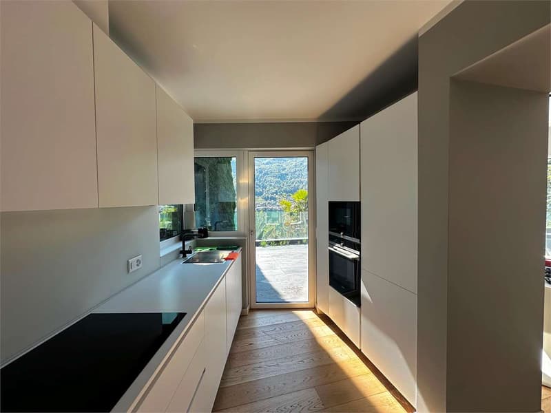 Panoramic villa with indoor pool in the heart of Vico Morcote (5)