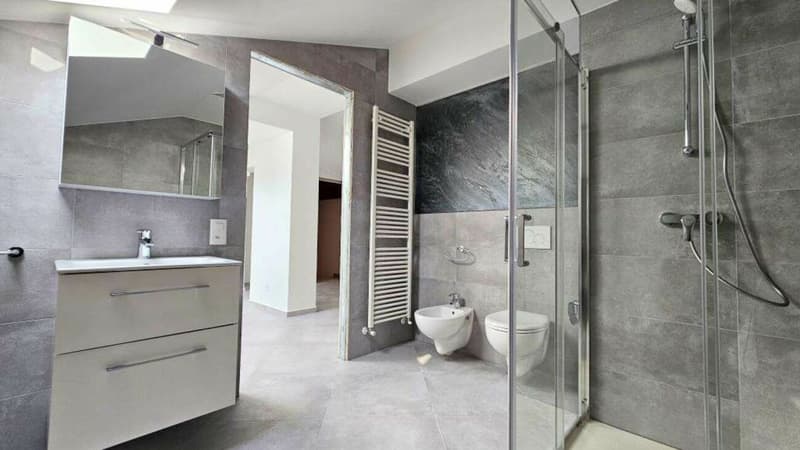 APPARTAMENTO MANSARDATO A CAPOLAGO (9)