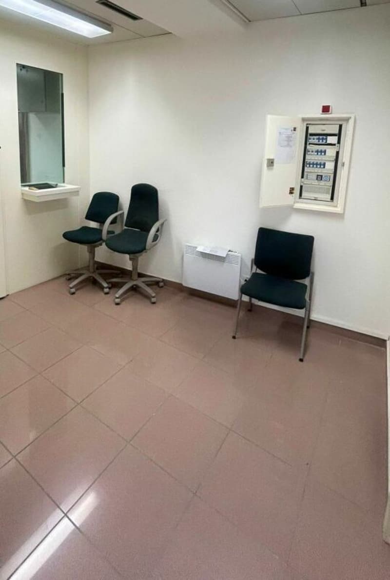 LOCALE COMMERCIALE/NEGOZIO/UFFICIO (8)