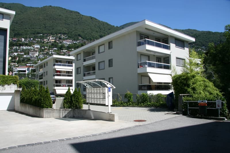 Dachwohnung 3.5 Zimmer - zentrale aber ruhige Lage im Grünen (1)