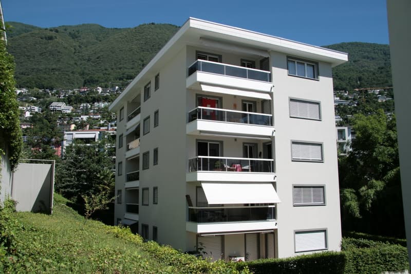 Dachwohnung 3.5 Zimmer - zentrale aber ruhige Lage im Grünen (2)