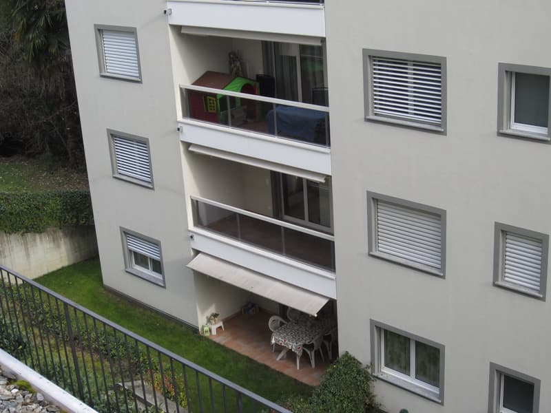 Dachwohnung 3.5 Zimmer - zentrale aber ruhige Lage im Grünen (3)