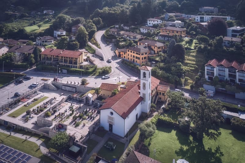 Large 11-room house for rent in Origlio, surrounded by greenery (13)