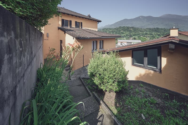 Large 11-room house for rent in Origlio, surrounded by greenery (11)