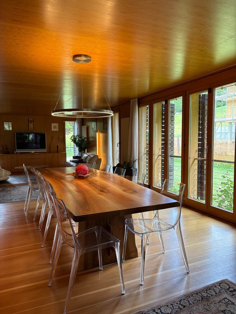 Casa di design in legno immersa nel verde (6)