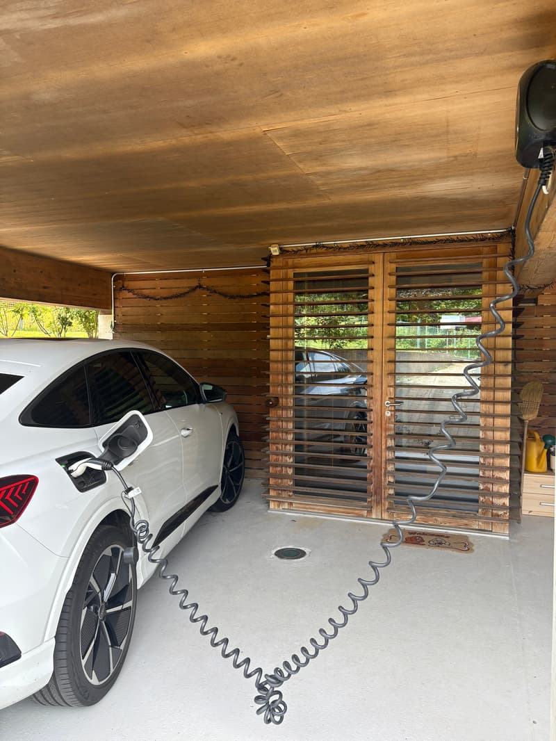 Casa di design in legno immersa nel verde (43)