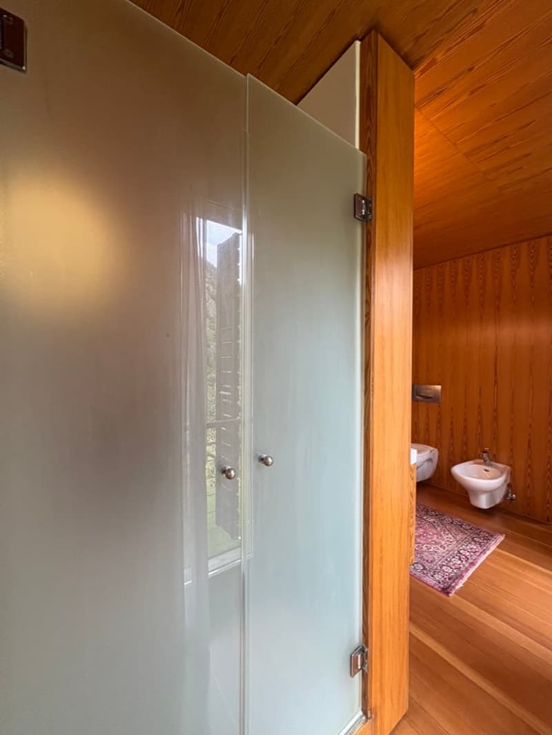 Casa di design in legno immersa nel verde (31)