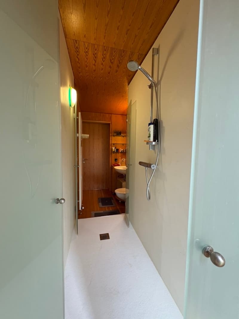 Casa di design in legno immersa nel verde (32)