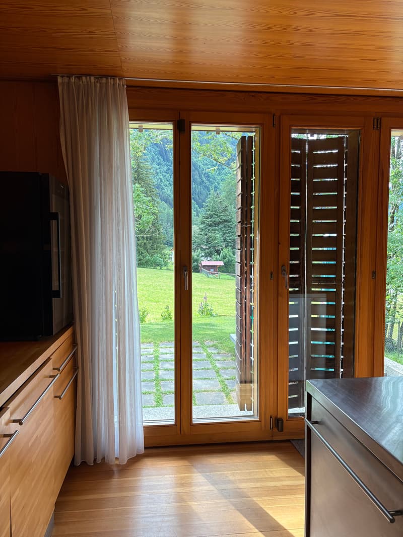 Casa di design in legno immersa nel verde (13)