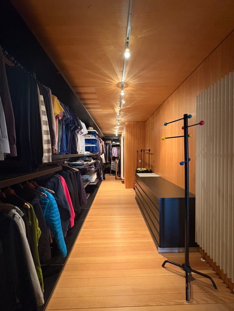 Casa di design in legno immersa nel verde (40)