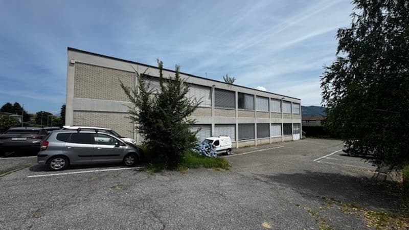 VENDESI AMPIO CAPANNONE/DEPOSITO COMMERCIALE/INDUSTRIALE (8)