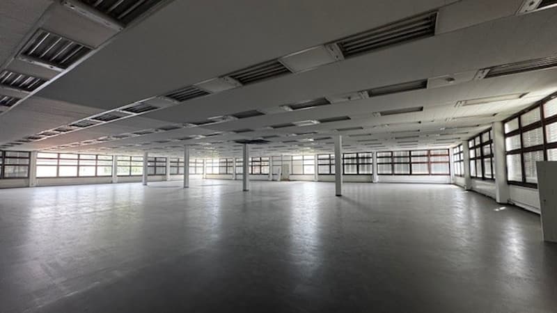 VENDESI AMPIO CAPANNONE/DEPOSITO COMMERCIALE/INDUSTRIALE (1)