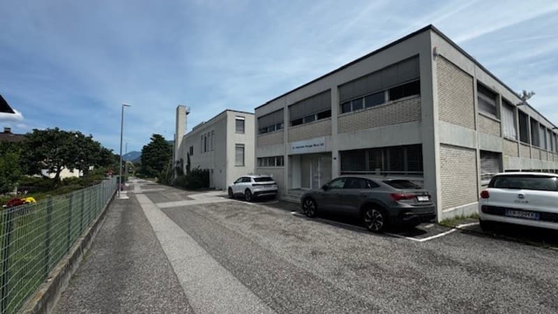 VENDESI AMPIO CAPANNONE/DEPOSITO COMMERCIALE/INDUSTRIALE (2)