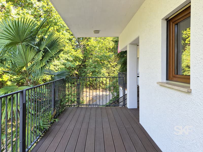 Balcone moderno immerso nel verde