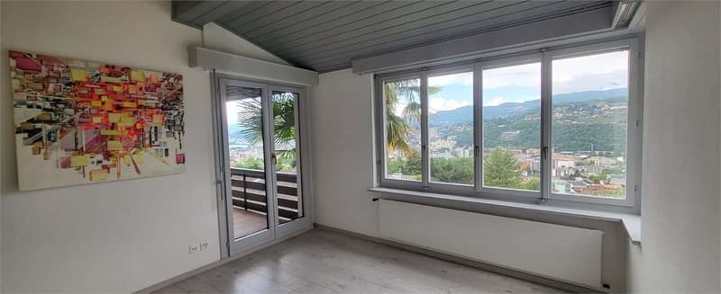 Villa mit Seeblick, Garten und Pool (12)