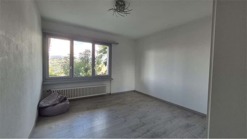 Villa mit Seeblick, Garten und Pool (13)