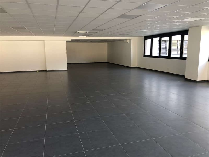Affittasi moderno spazio commerciale di 232 m² a Giubiasco (5)