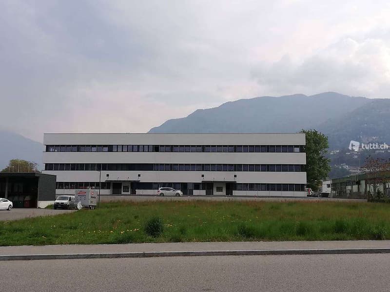 Affittasi moderno spazio commerciale di 232 m² a Giubiasco (7)
