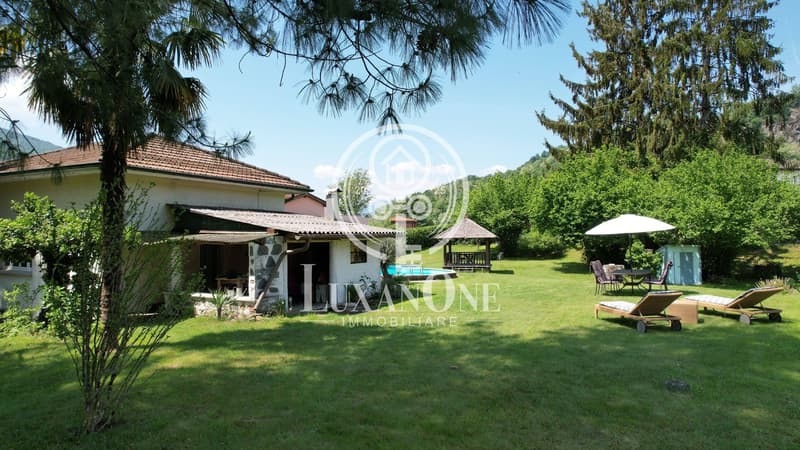 Charming single-family house with pool and large plot (2)