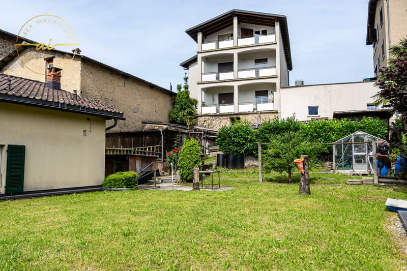 Maison unifamiliale avec local commercial annexe (3)