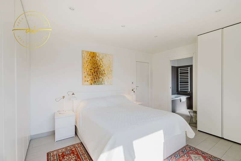 Modern Single-Family Villa with Garden in Ligornetto (9)