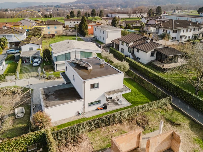 Modern Single-Family Villa with Garden in Ligornetto (4)