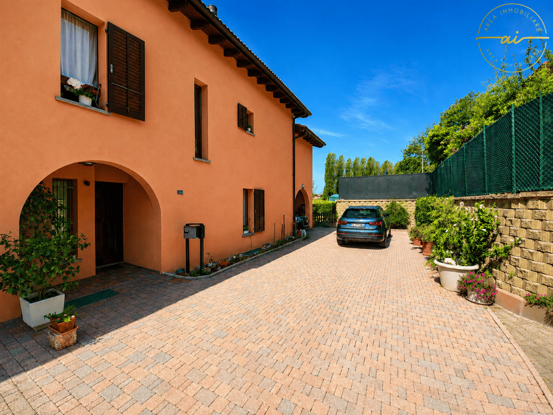 Welcoming and well-maintained single-family house with garden (3)