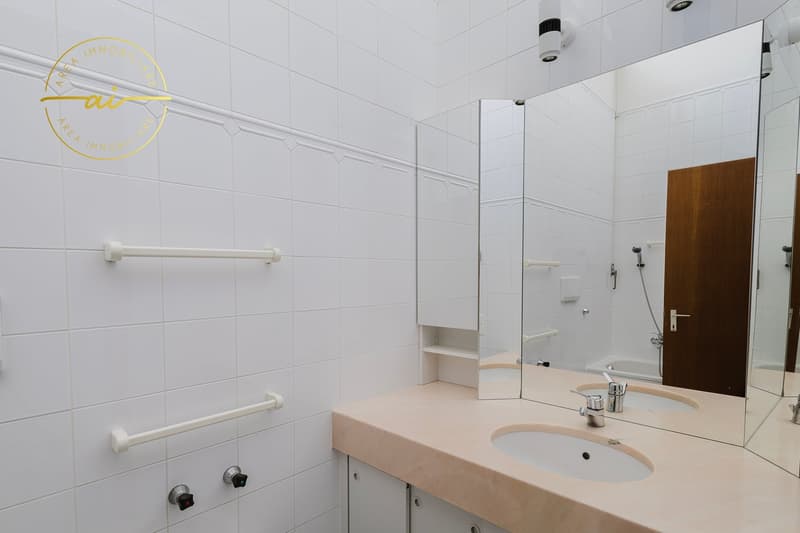 Villa bifamiliale prestigieuse avec piscine et grands espaces – Opportunité unique (16)
