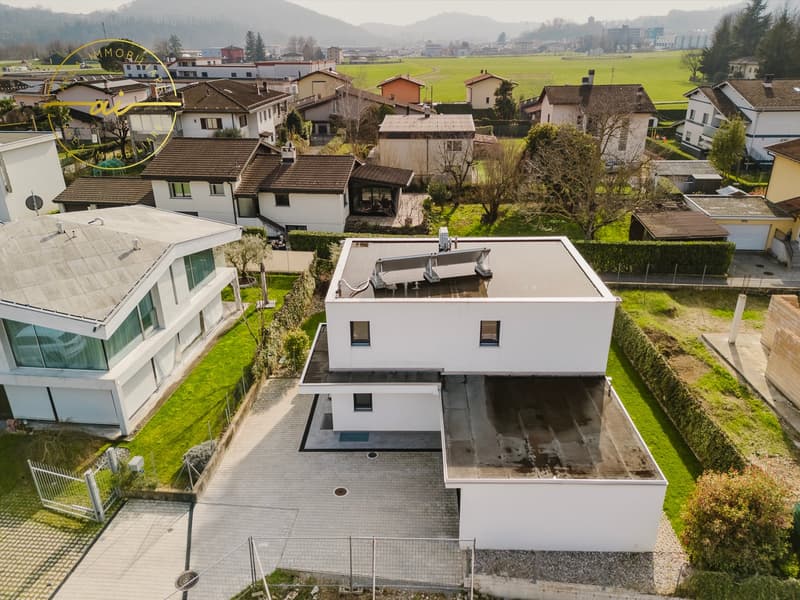 Moderne Villa mit Garten in Ligornetto (3)