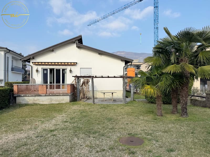 AMPIA VILLA DI 8 LOCALI CON GIARDINO PRIVATO A COLDRERIO (2)