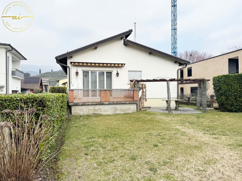 AMPIA VILLA DI 8 LOCALI CON GIARDINO PRIVATO A COLDRERIO (5)