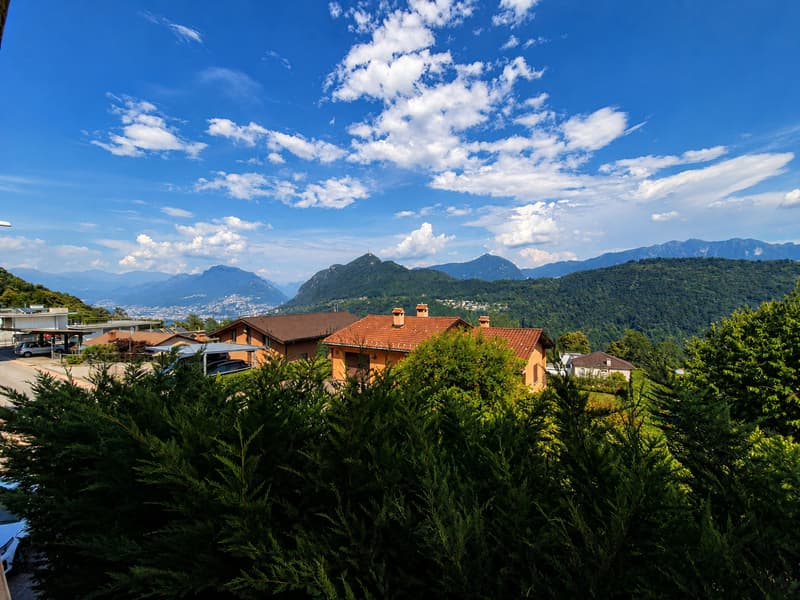Helles Apartment mit Terrasse und 4.5 Zimmern in Agra – Panoramablick auf die Berge (10)