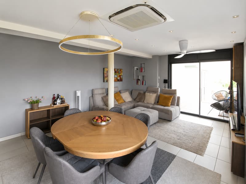 Helles Apartment mit Terrasse und 4.5 Zimmern in Agra – Panoramablick auf die Berge (9)