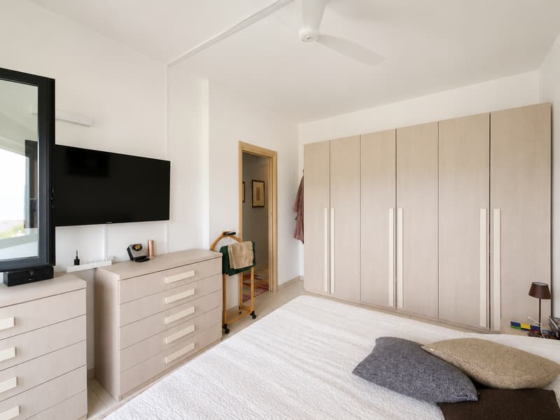 Helles Apartment mit Terrasse und 4.5 Zimmern in Agra – Panoramablick auf die Berge (14)