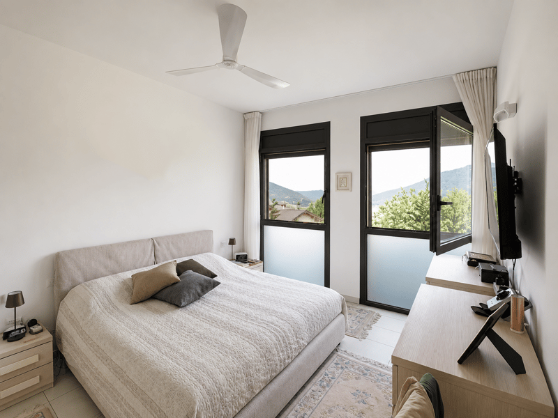 Helles Apartment mit Terrasse und 4.5 Zimmern in Agra – Panoramablick auf die Berge (12)